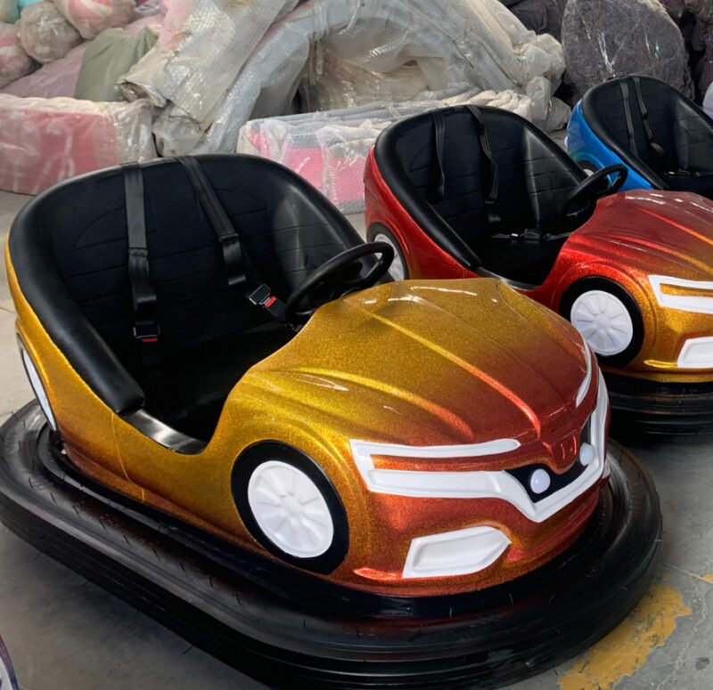 Alttan elektrikli çarpışan araba