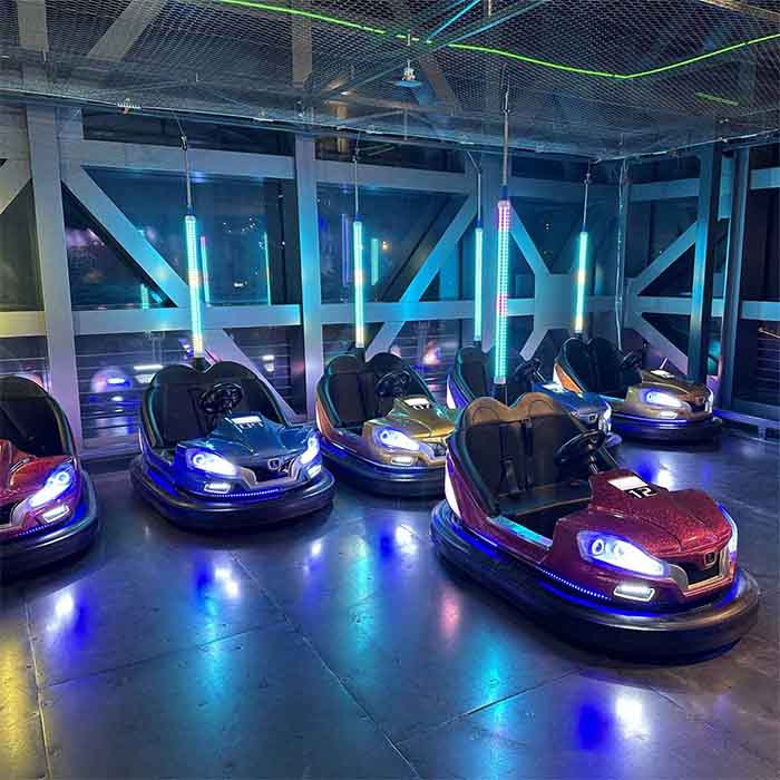Çarpışan Araba Modelleri Elektrikli çarpışan araba farları yanarken