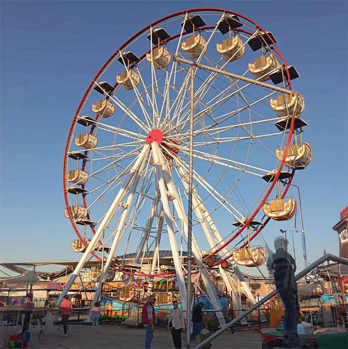 Öğleden sonra bir 18 kovalı dönme dolap görüntüsü