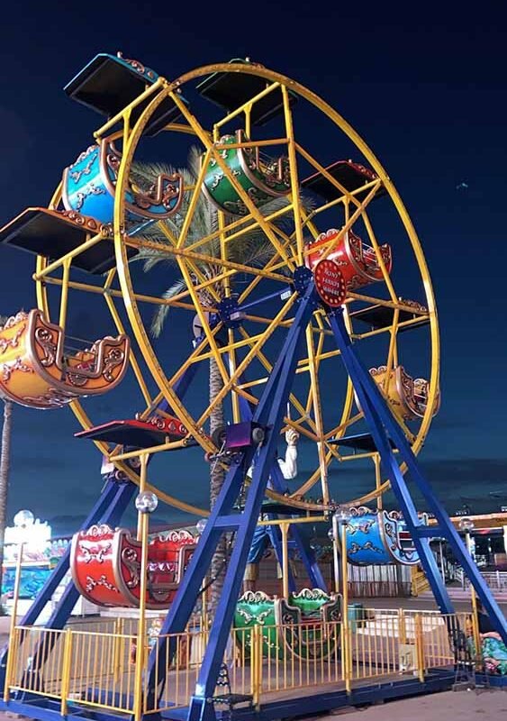Akşam lunaparkta bir 8 kovalı dönme dolap