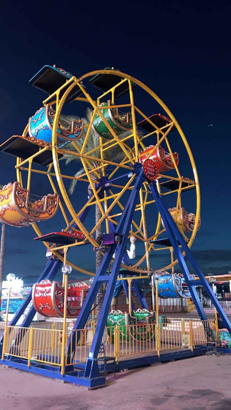 Akşam lunaparkta bir 8 kovalı dönme dolap