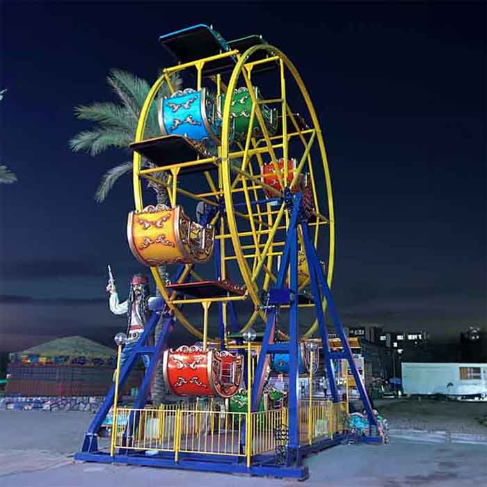 8 Kovalı Dönme Dolap Akşam lunaparkta bir 8 kovalı dönme dolap
