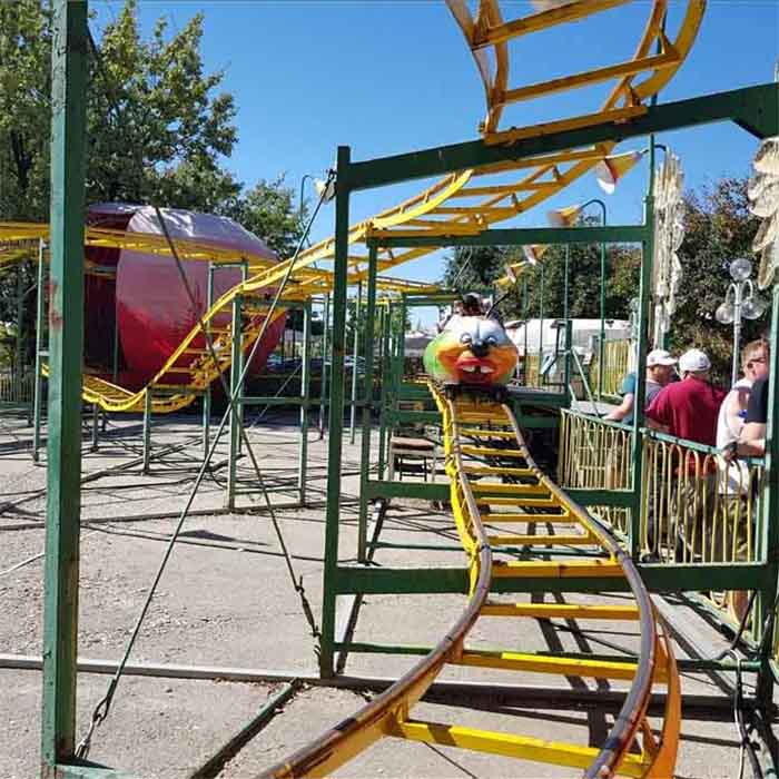 Güneşli bir havada çocuk roller coasterı