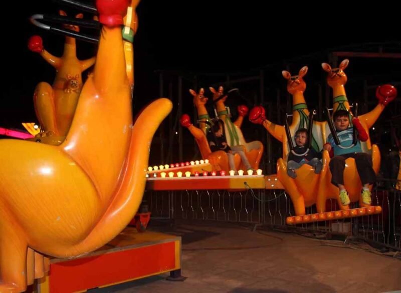 Kanguru lunapark takımı ve çocuklar binmiş