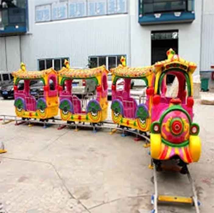 Avm içerisinde çalışan raylı tren modeli