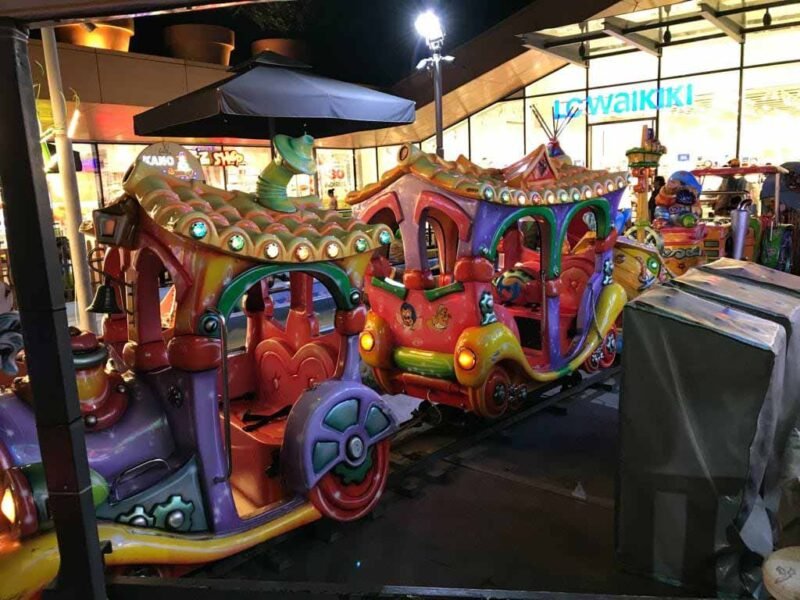 Işıklı bir raylı tren modeli